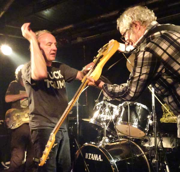 david yow + mike watt (l to r) at hafenklang in hamburg, germany on august 16, 2019. photo by hiyori minato