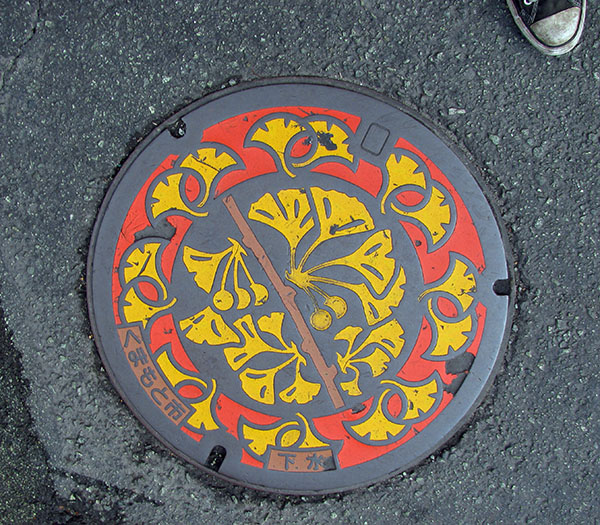 manhole cover in front of django live house in kumamoto city