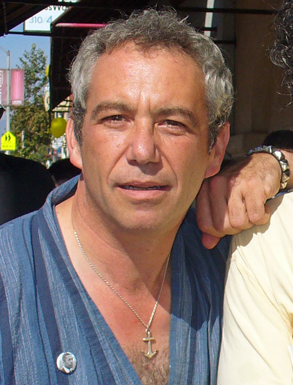 mike watt in front of liquid kitty in west los angeles, ca on august 12, 2007 - photo by gregory romero (el popealope)