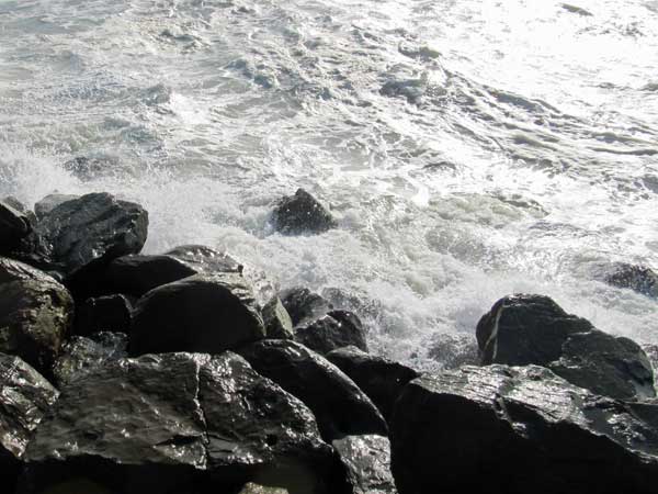 the surf near 'winter's tavern' in pacifica, ca