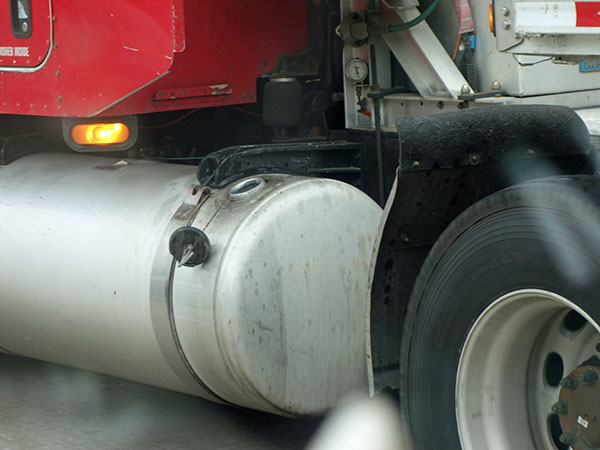 truck w/fuel cap prob on I-30 in arkansas