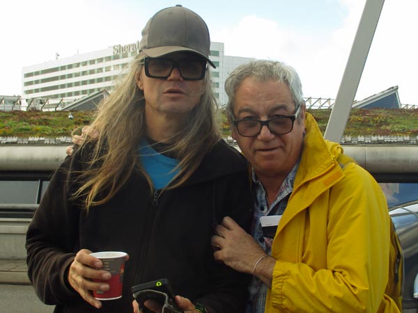 gijs de wit + mike watt (l to r) at schipol on october 23, 2017