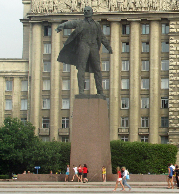 statue of lenin outside house of soviets in saint petersburg - aug 3, 2010