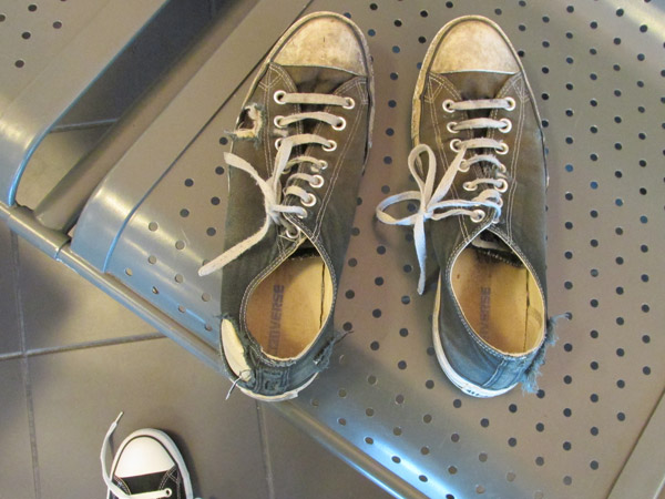 watt's worn out chucks ready for gomi can at katowice airport