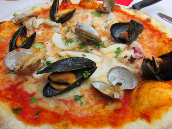 frutti di mare pizza from 'sora franca' near vatican in rome - july 3, 2013