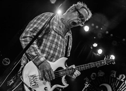 mike watt at the roxy in west hollywood, ca on december 28, 2016 - photo by debi del grande